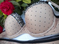 Art. 37: Conjunto Marcela Koury con lunares y detalle bordado. Tasa soft y cola less; en blanco y visón